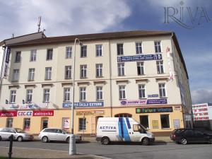 Pronjem reklamn plochy na administrativn budov v Sadech Ptatictnk v Plzni