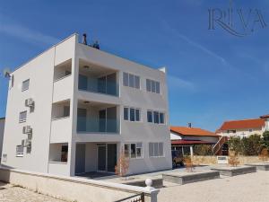 Prodej apartmánů 3+kk  na ostrově Vir s výhledem na ostrov Pag v Chorvatsku