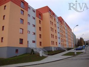 Pronájem bytu 2+kk s balkonem a garáží v novostavbě ve Skvrňanech