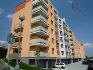 Pronájem bytu 2+kk s balkonem a garáží v novostavbě ve Skvrňanech